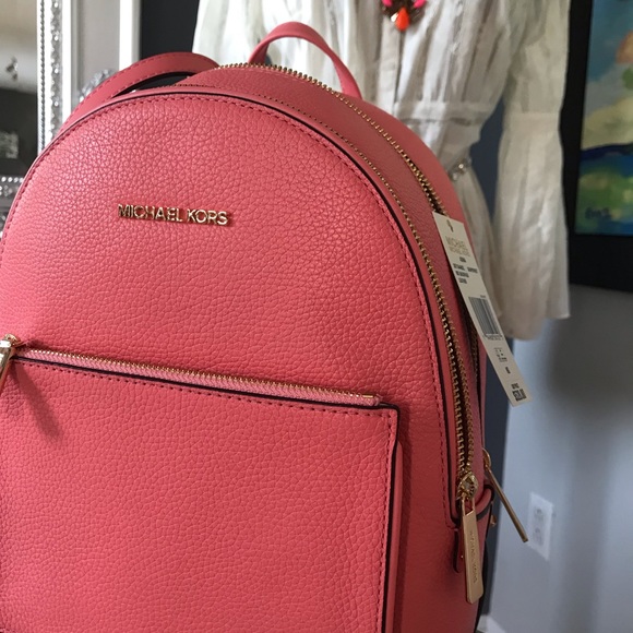 ๐ธ๐ธ๐ธ BNWT MICHEAL KORS Adina grapefruit / coral coloured backpack ๐ธ๐ธ๐ธ - Picture 1 of 4